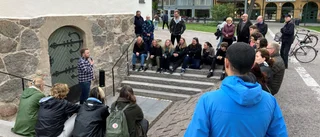 Komikern uppmanar polisen att stänga ner egna föreställningen: "Kom och ta mig"