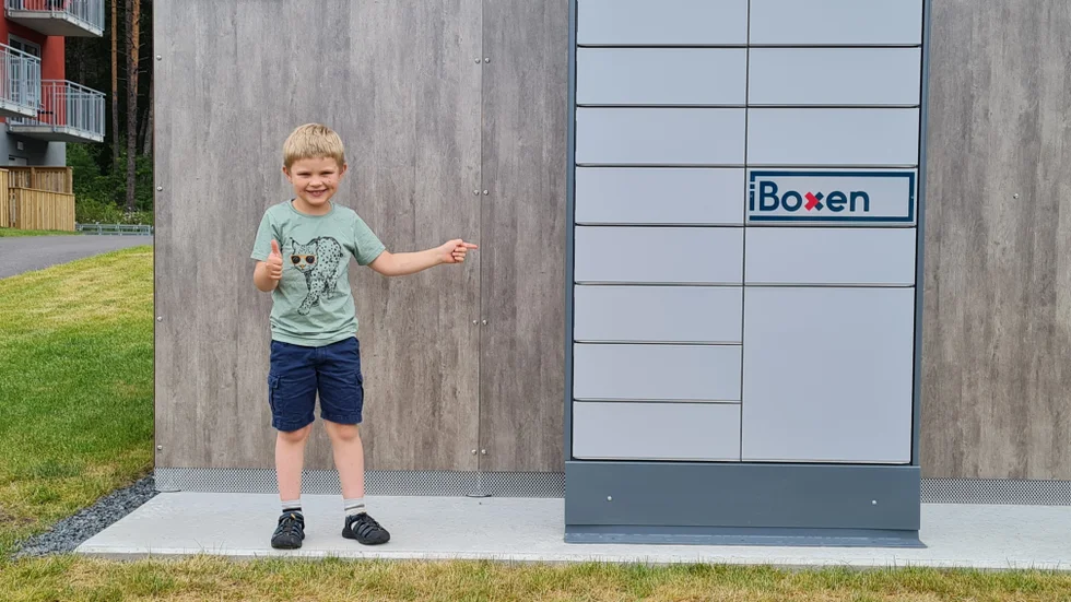 Vilgot Wistrand, 7 år, tycker att paketboxen är en bra idé. Det gör också morfar som inte vill vara med på bild.