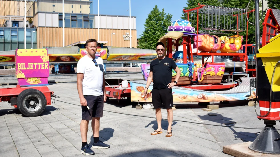 Mikael Lundmark och Joachim Manberg i det gassande solskenet. De skickar med en hälsning till besökarna. ”Varannan vatten är en god tanke” säger Mikael Lundmark, inför helgens förväntade kanonväder.