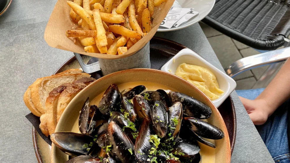 Moules frites är Enjoys paradrätt. Som huvudrätt kostar den 165 kronor.