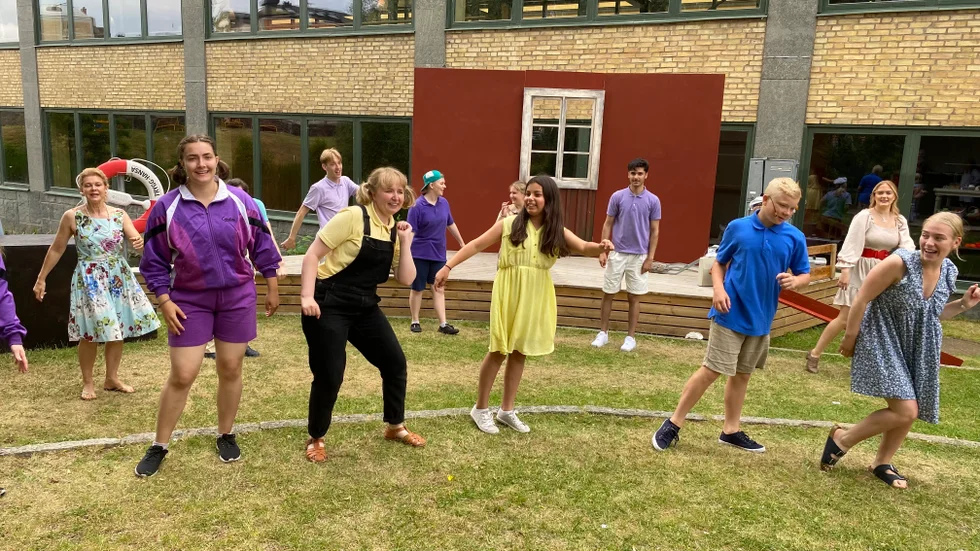 Repetitioner inför premiären av "Vi på Saltkråkan" på lördag, på Kråkholmen mitt i Norrköping. Hedda Norén (i hängselbyxor) som Tjorven. 