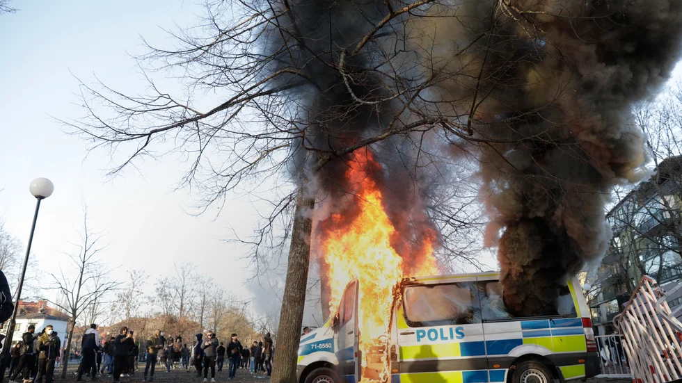 En polisbil i brand under upploppet i Sveaparken i Örebro på långfredagen. Arkivbild.