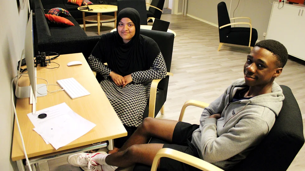 Kainat Zabihullah och Samuel Bamba är två av ungdomarna som sommarjobbar som unga kommunutvecklare i Hultsfred. Omar Masri saknas på bilden.