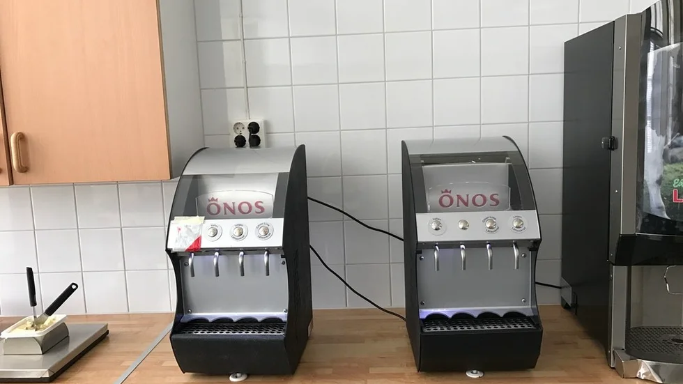 När saftmaskinen på Rinmanskolan i Eskilstuna togs bort hörde arga elever av sig. Nu förklarar Thomas Åkerblom på kommunen varför den försvann.
