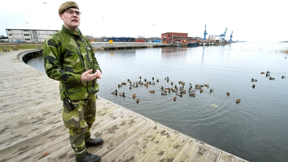 Oxelösunds hamn är en av de platser där Södermanlands hemvärnsbataljon kommer att ha folk placerade under Aurora 17. Pontus Stenberg är fänrik i hemvärnet och ser övningen som en examination.