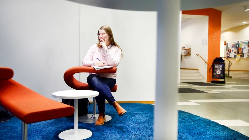 Jessica Sjölinder har kontaktat flera olika chefer på högskolan, studentombudsmannen samt Universitetskanslerämbetet. Ingen av dem har kunnat hjälpa henne med en praktiklösning som fungerar med barnomsorgen för hennes dotter.
