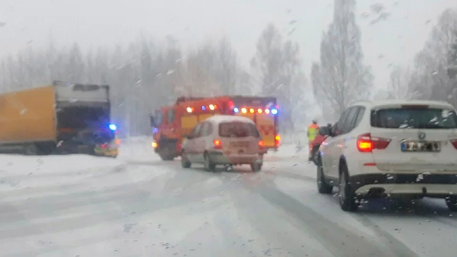 Under morgonen inträffade en trafikolycka vid Biltemarondellen i Katrineholm.