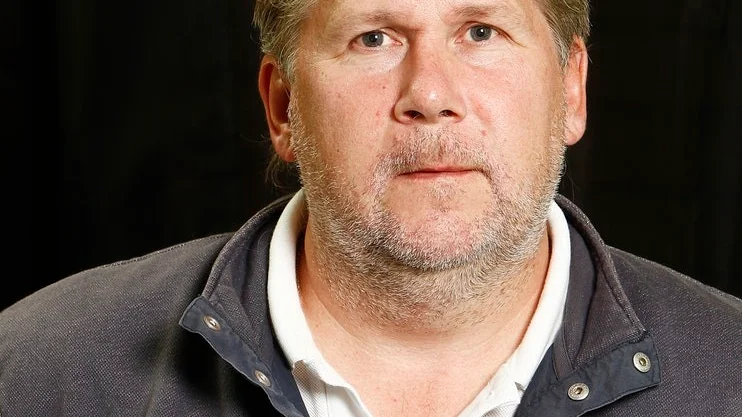 Vid en förlust i kväll mot Enköping är det kvalserien till hockeyettan som väntar för Erik Ahlströms manskap.