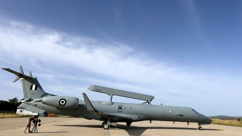 Krigsmaterielexportens knäckfråga – Saabs avancerade radarsystem Erieye, på bilden hos Greklands flygvapen, monterat på Brasilientillverkat jetplan. Viljan att sälja Erieye låg bakom det envisa stödet för det vidlyftiga vapensamarbetsavtalet med Saudi-Arabien, som i sin tur belyste behovet av skärpta villkor för export till antidemokratiska länder.