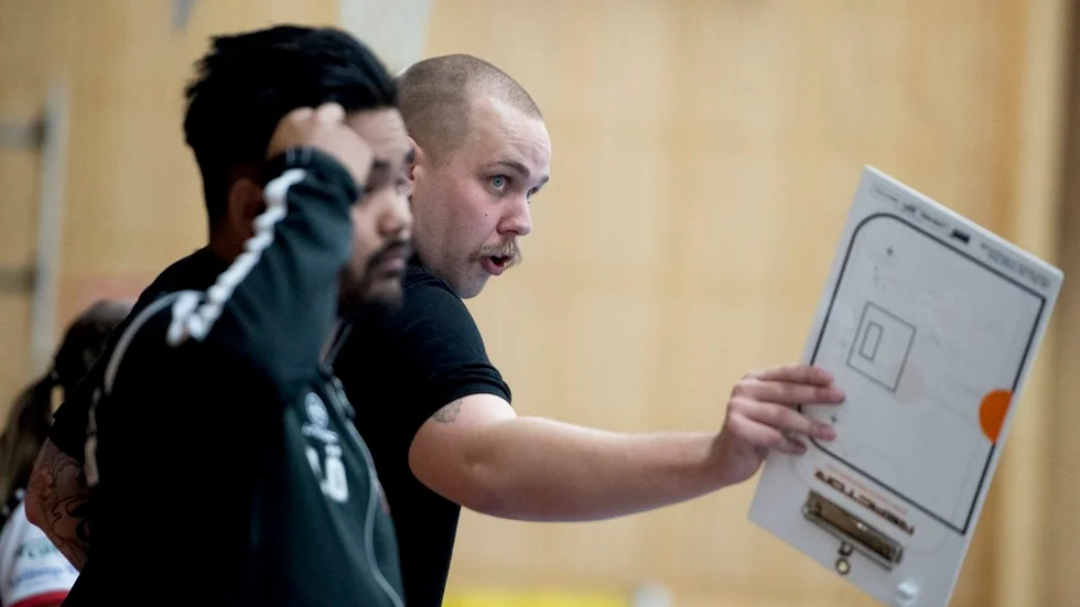 Trosa Edanös tränare Lucas Öijvall (närmast) och David Normark.