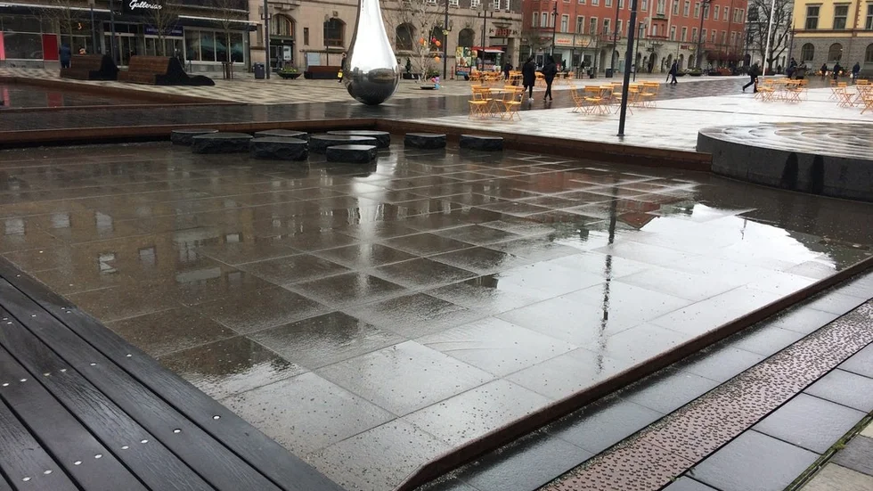 Kyla är förklaringen till varför det inte är vatten i dammarna på Fristadstorget i Eskilstuna skriver Mattias Albers på kultur- och fritidsförvaltningen. Foto: Marie Bremberg.