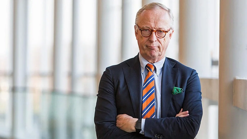 Gunnar Hökmarks (M), delegationsledare för Moderaterna i Europaparlamentet menar att ett vinstförbud för privata aktörer skulle bli ett dråpslag mot omsorg och innebära försämrad skola och vård.