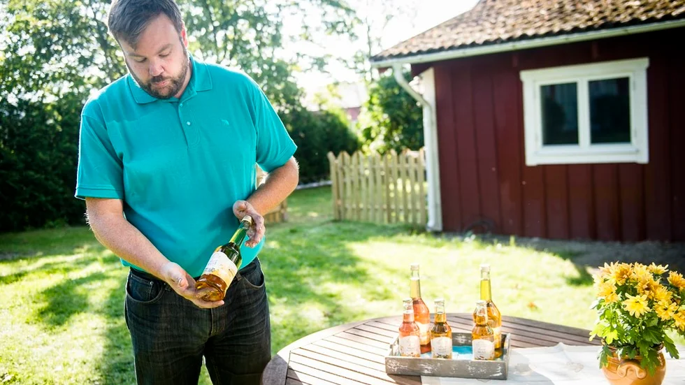John Carlsson är ny ordförande för Centerpartiet i Trosa. Här med en flaska egenproducerad äppelmust.