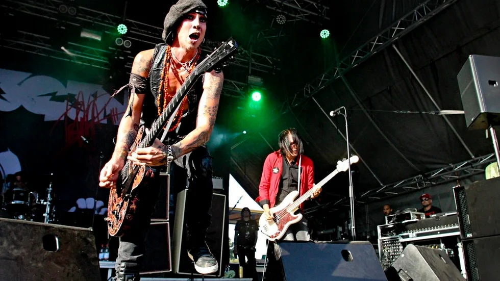 Andreas Tyrone Dregen är en ikonisk svensk gitarrist som spelar med Backyard Babies och The Hellacopters.