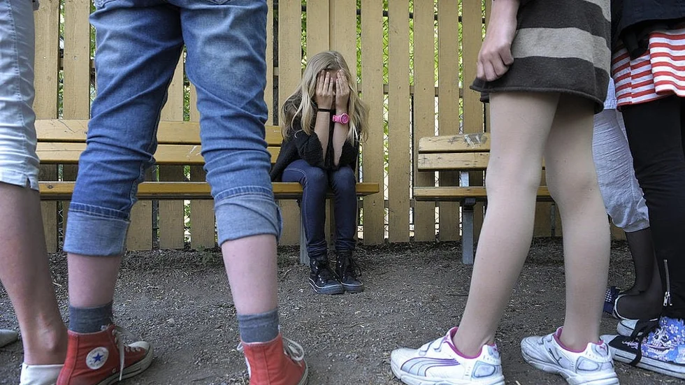 En genrebild om mobbade skolelever. Enligt en elevenkät utförd av organisationen Friends kände sig 17 elever i årskurserna 1-6 sällan eller aldrig trygga i skolan i Vingåkers kommun. Nämndens mål är att ingen ska vara otrygg.