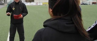 Åkers tjejer väntar finfrämmande