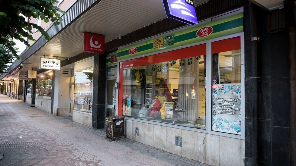 Här erfar tidningen att Kjell och company ska flytta in efter spel och tobaksaffären på Köpmangatan i Katrineholm.