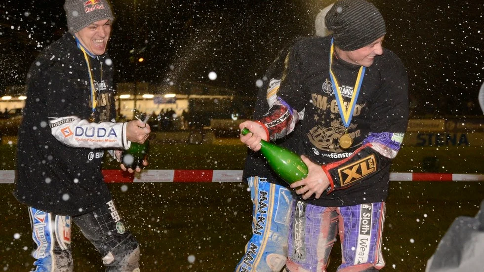 2012 var Leon Madsen till höger med och tog SM-guld tillsammans med Vetlanda och bland andra Jaroslaw Hampel som syns till vänster.