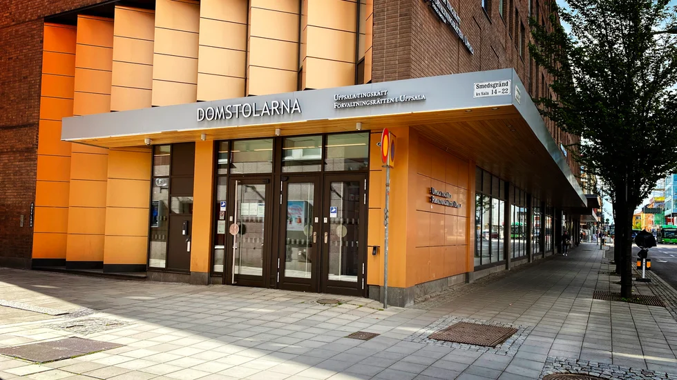 Uppsala tingsrätt avskrev misstankarna mot mannen. Nu söker han ersättning för att under 5 dagar var felaktigt misstänkt för mord och satt häktad.