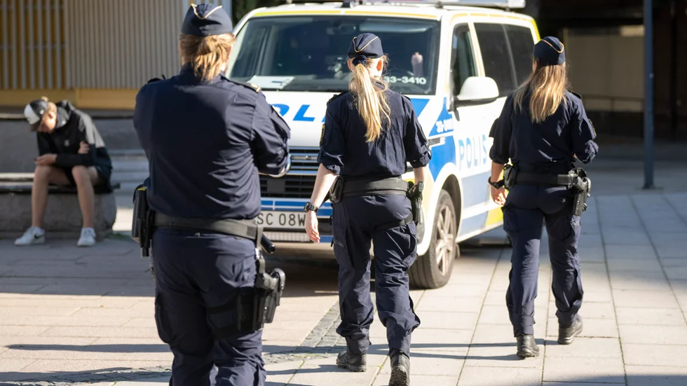 Poliser patrullerar i Hässelby gård i måndags, efter mordet i söndags kväll. De tre misstänkta för mordet har släppts.