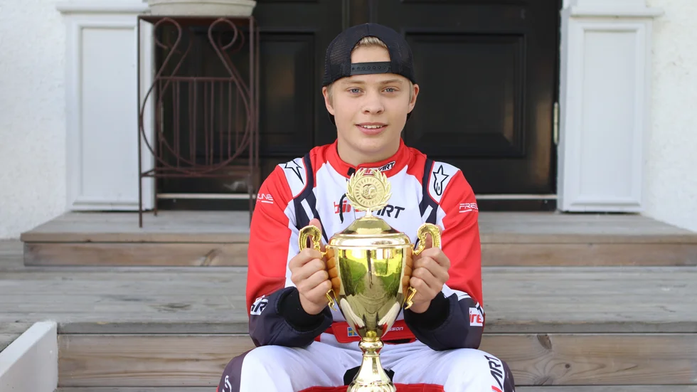 Det blev ett SM-brons och en präktig pokal i Dante Johansson sista start som go-kartförare. Nu väntar en ny satsning för 14-åringen.