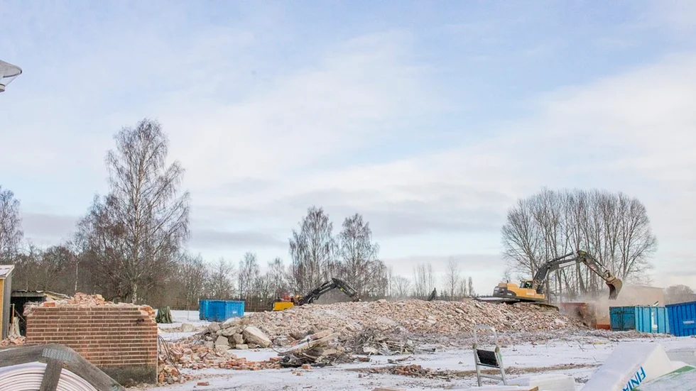 Slottsskolan i Vingåker jämnas med marken. Men rivningsmassorna kan användas på annat håll.