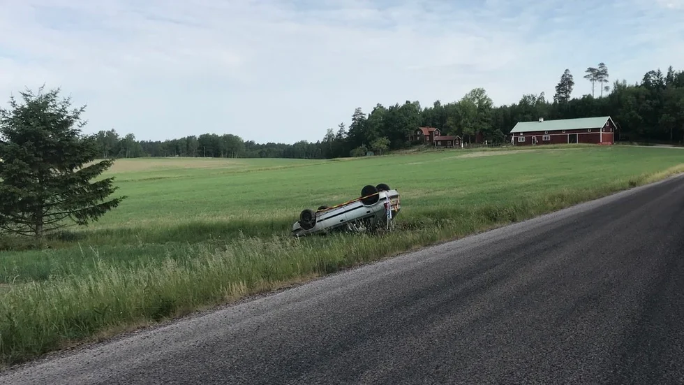Bilen låg kvar på olycksplatsen på söndagsmorgonen.