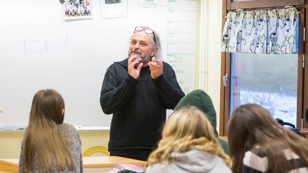 Att läsa böcker tar tid, konstaterar Tony Manieri. Men när man hittar favoritboken, den som träffar rakt i hjärtat, då är tiden oväsentlig. Tony Manieri har skrivit fyra deckare för vuxna och ett antal barn- och ungdomsböcker, bland annat tillsammans med Laura Trenter. Tillsammans med skolbarn över hela landet har han skrivit mer än 30 deckare.