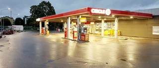 Påverkad man låste in sig på toaletten