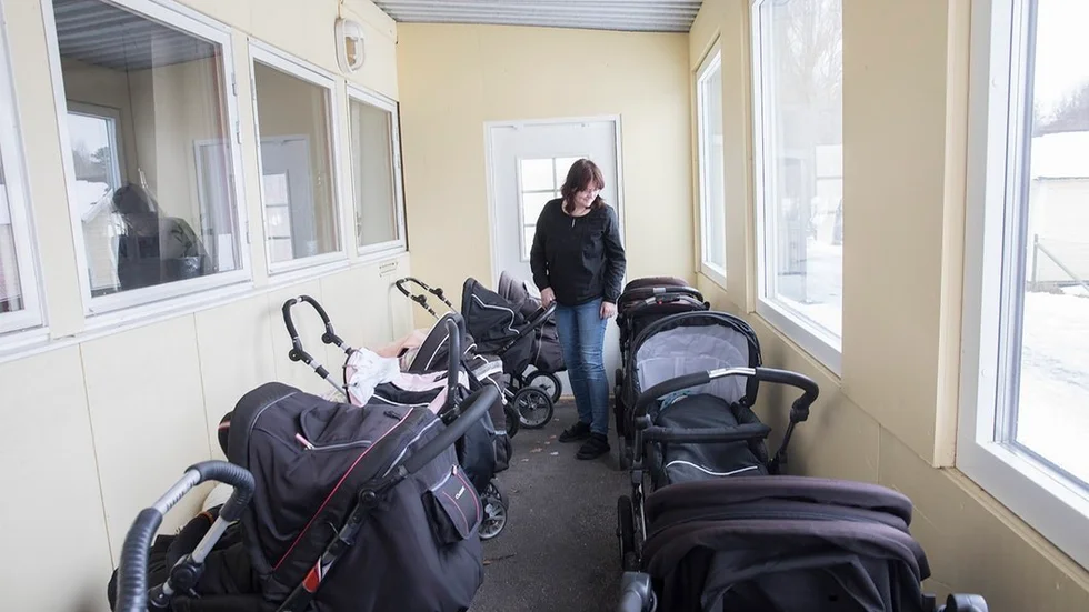 Sovveranda med kall, frisk luft är melodin för att mota baciller på Grändens förskola. Här tittar Karin Högberg till barnen som vilar i förskolans vagnar.