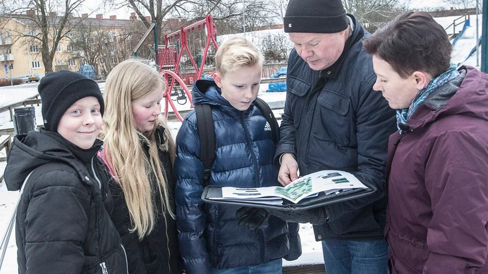Maja Nilsson, Ida Engdahl, Simon Lindstrand tittar på planerna för Sveaparken med Håkan Stenström och Anneli Hedberg (S), service- och tekniknämndens ordförande.