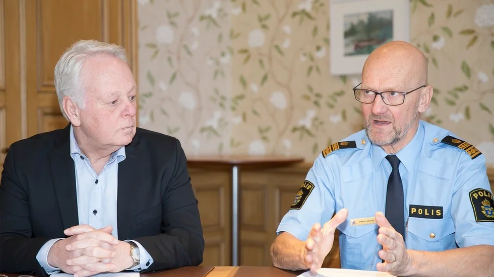 Kommunstyrelsens ordförande Göran Dahlström (S) och lokalpolisområdeschefen Anders Gölevik undertecknar medborgarlöftena för 2018.