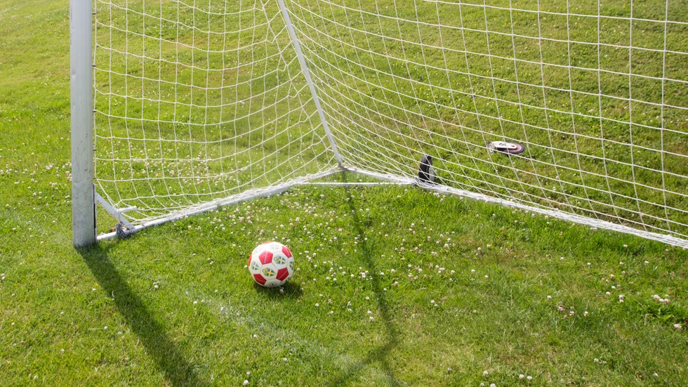Fotbollsspelaren döms nu för penningtvättsbrott efter att ett antal kvinnor blivit lurade på miljontals kronor.