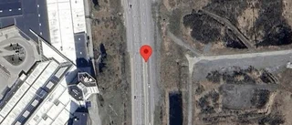 En stillastående fordon ger stopp i ett körfält på E4