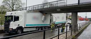 Lastbil rammade gångbro – stopp i trafiken i timmar