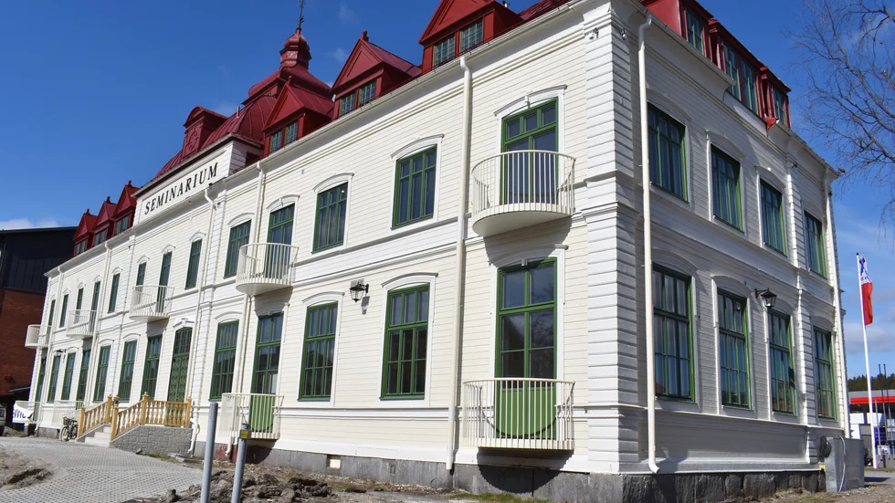 The old seminary stands at the intersection by Baldergymnasiet and OKQ8 on Kanalgatan.