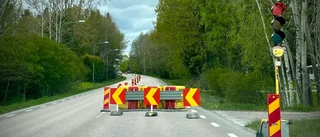Dubbeltrubbel på 52:an – trafikanter varnas för stenskott
