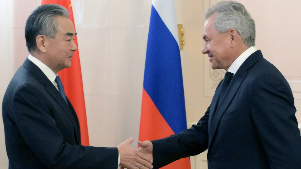 Sergei Shoigu, sekreterare i det ryska säkerhetsrådet, till höger, skakar hand med Kinas utrikesminister Wang Yi i samband med mötet mellan BRICS och BRICS Plus högnivåsäkerhetstjänstemän i S:t Petersburg, Ryssland, tisdagen den 10 september 2024.