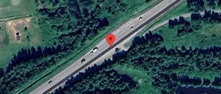 Ett körfält blockerat på grund av stillastående fordon på E4