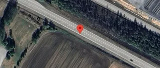 Just nu: Stillastående lastbil orsakar stopp i ett körfält på väg 97