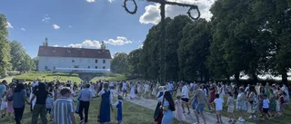 Välbesökt midsommarfirande i Sundbyholm när stången restes