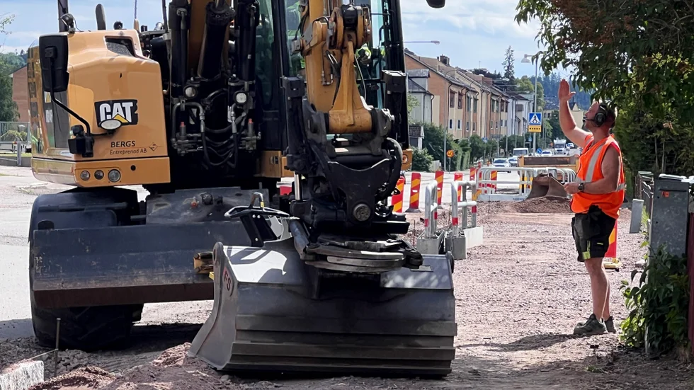 De stora maskinerna är tillbaka på Östermalmsgatan efter uppehåll under Vätternrundan. 
