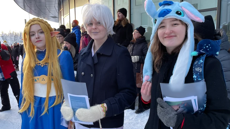 Halva arbetsgruppen ute och delar ut informationsblad. De tog slut på en dag. Hanna Pekkari, Felicia Isaksson Hansson och Lina Brännström.