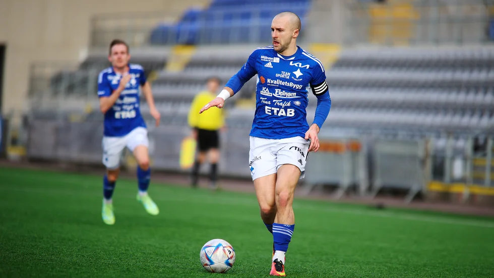 Robin Norlin fick rött kort redan efter 16 minuter.