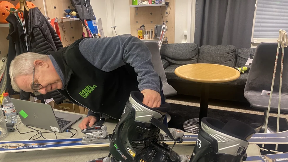 Hans Larsson ställer in bindningarna på ett par slalomskidor.