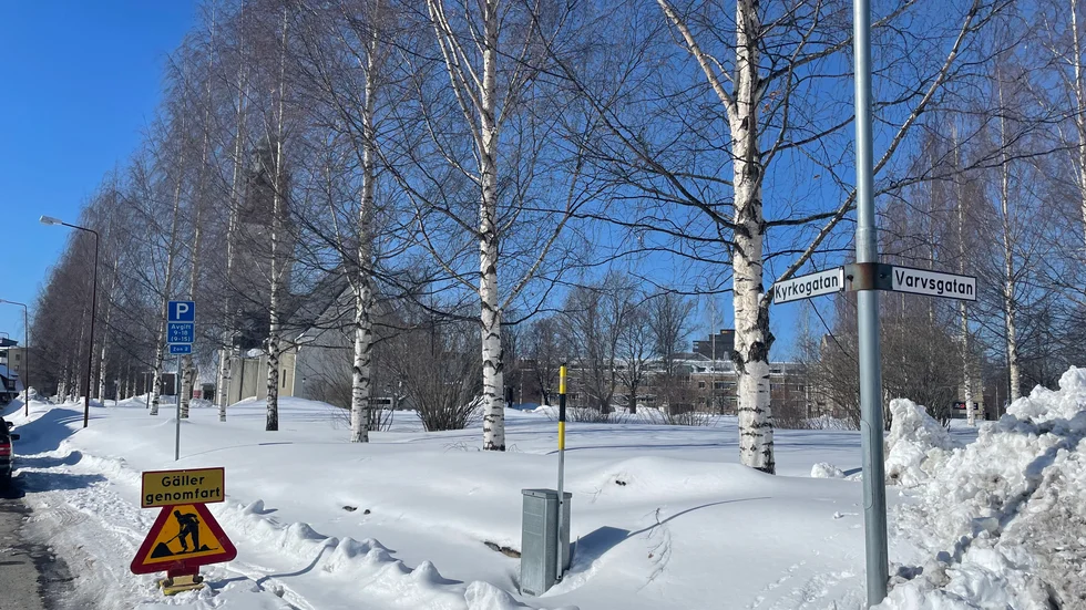 Det finns en vattenläcka någonstans under marken vid Sankt Olovs kyrka i Skellefteå.