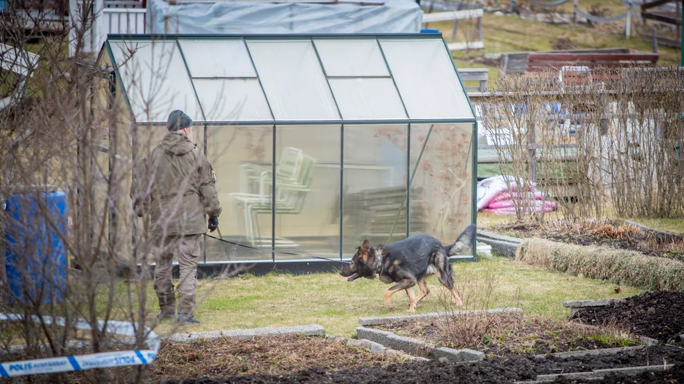 En man misstänks ha mördats på ett koloniområde i Katrineholm och händelsen tros vara kopplad till en utpressning i Norrköping.
