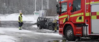 Personbil helt utbrunnen – bara några meter från tankstation