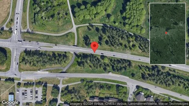 En personbil i olycka på väg 709