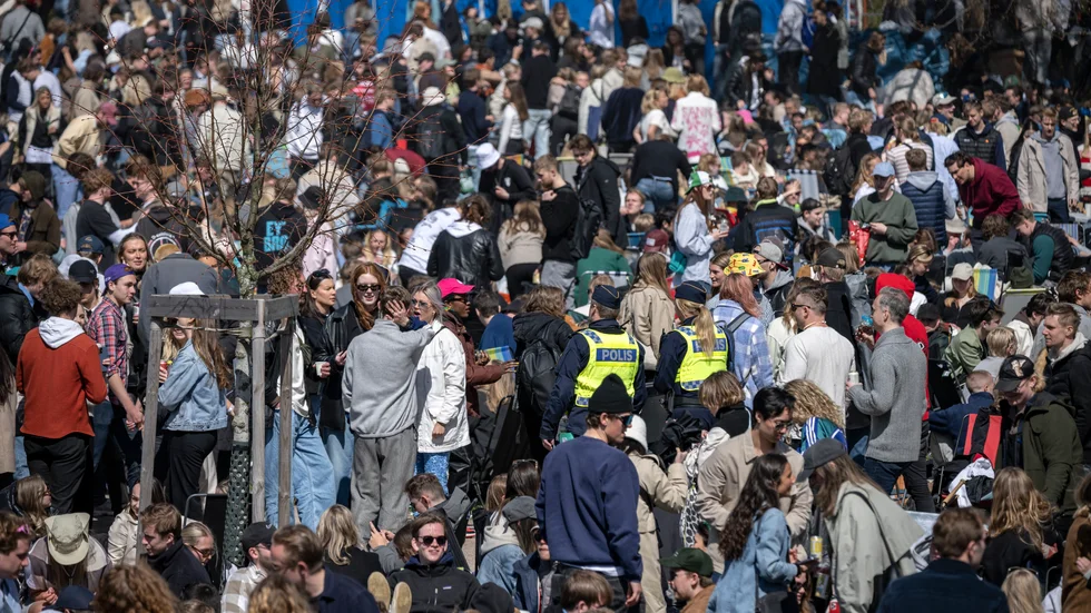 Fullsatt i Stadsparken i Lund när studenterna firade in våren med den traditionsenliga spontanfesten på siste april. Arkivbild från förra årets firande.
